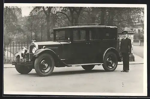 Foto-AK Auto Packard (1926-27), Chauffeur nebst seinem Fahrzeug