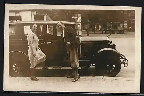 Foto-AK Auto Studebaker (1927) Big Six President, Dame mit ihrem Fahrlehrer am Wagen