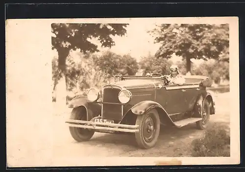 Foto-AK Auto Nash (1929), Junger Mann mit Schutzbrille und offenem Verdeck im Wagen