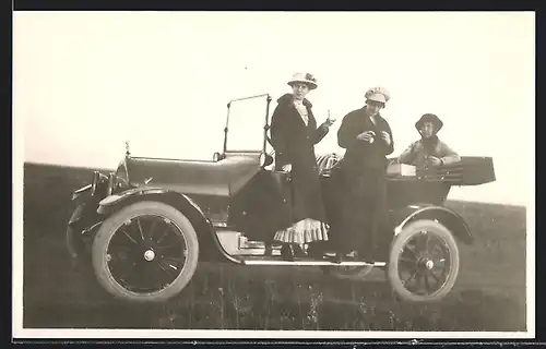 Foto-AK Auto Overland (1915 /16), Drei Frauen im KFZ auf einem Feld stehend