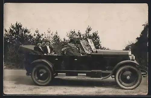 Foto-AK Auto Oakland (1924), Zwei Herren und zwei Damen im Wagen in ländlicher Gegend