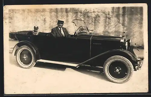 Foto-AK Auto Zedel (1922), Herr mit seinem Mischling im Wagen