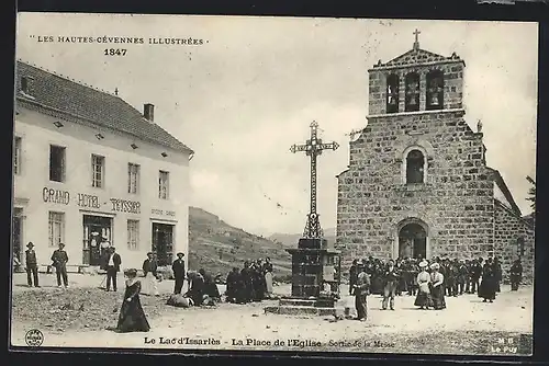 AK Le Lac d`Issarlès, La Place de l`Eglise, Sortie de la Messe, Grand Hotel Teyssier