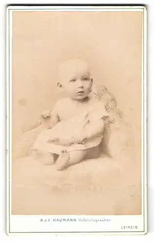 Fotografie A. & F. Naumann, Leipzig, Dorotheenstr. 6, Niedliches Baby im weissen Kleid mit Glatze