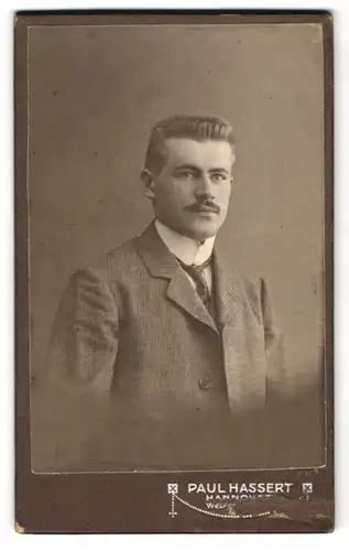 Fotografie Paul Hassert, Hannover, Welfenplatz 16 A, Elegant gekleideter Herr mit Oberlippenbart