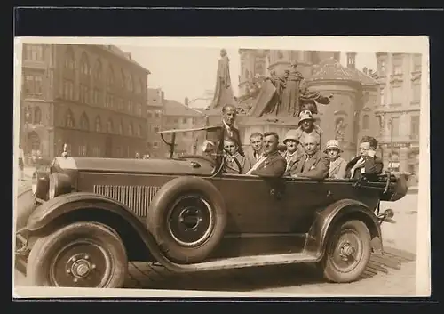 Foto-AK Auto Studebaker (1925), Ausflugsgruppe parkt vor einem Denkmal