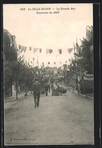 AK La Celle-St-Cyr, La Grande Rue, Concours de 1907