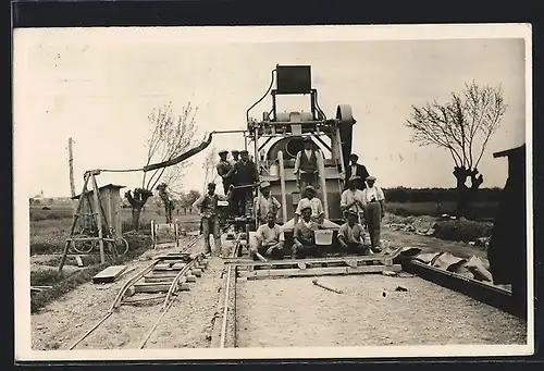 Foto-AK Strassenbauarbeiter posieren vor einem Asphaltfertiger