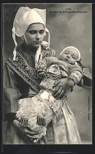 AK Un Bèbè de Plougastel-Daoulas, Mutter mit Kleinkind im Arm in Tracht der Bretagne