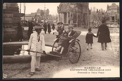 AK Marseille, Koloniale Ausstellung 1922 mit einer Mutter und ihrer Tochter in einer Rikscha