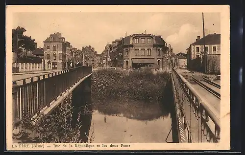 AK La Fere, Rue de la République et les deux Ponts