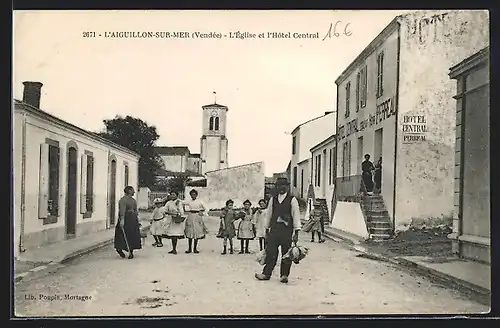 AK L`Aiguillon-sur-Mer, L`Eglise et l`Hotel Central