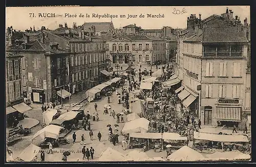 AK Auch, Place de la République un jour de Marché