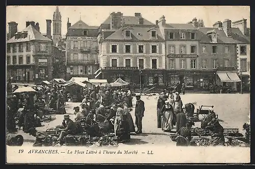 AK Avranches, La Place Littré à l`Heure du Marché