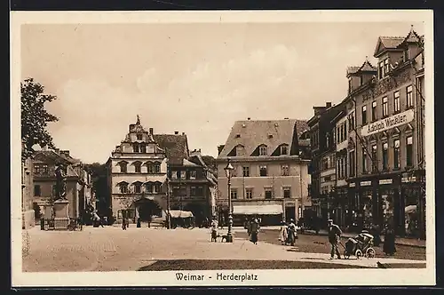 AK Weimar / Thür., Passanten auf dem Herderplatz