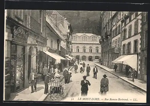 AK Le Mont Dore, Rue Ramon Bertrand mit Geschäften