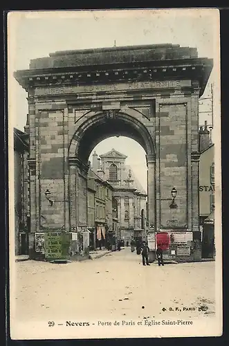 AK Nevers, Porte de Paris et Eglise Saint-Pierre