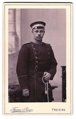 Fotografie Franz Ress, Freising, Offizier in Uniform mit Säbel und Portepee