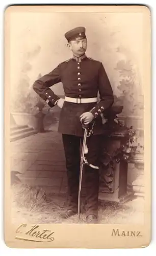 Fotografie Hertel, Mainz, Einjährig-Freiwilliger Uffz. in Uniform mit Säbel und Portepee