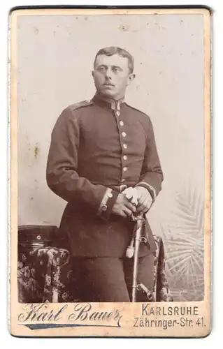 Fotografie Karl Bauer, Karlsruhe, Uffz. in Uniform Rgt. 14 mit Säbel und Portepee