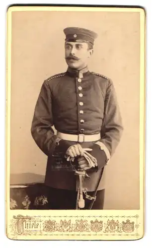 Fotografie Hugo Thiele, Mainz, Einjährig-Freiwilliger Uffz. in Uniform mit Säbel und Portepee