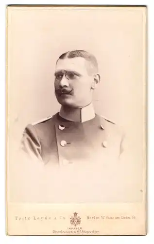 Fotografie Fritz Leyde & Co., Berlin, Soldat Curt Bökelmann in Uniform mit Zwicker, 1900