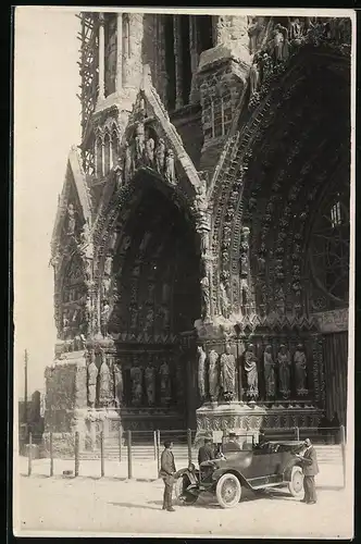 Fotografie Auto Berliet Cabrio, PKW vor Kathedrale