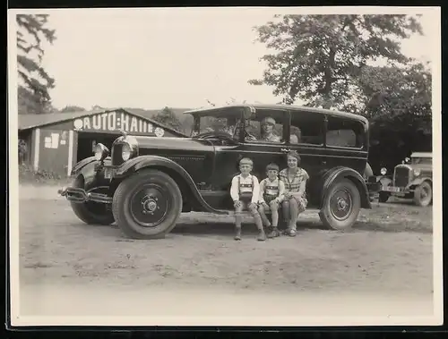 Fotografie Auto Studebaker Big Six Deluxe Sedan (1927), Limousine mit Kennzeichen Hamburg vor Werkstatt Auto-Halle