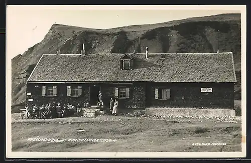 AK Freschenhaus, Berghütte mit Gästegruppe und Gipfelblick