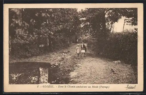 AK Glozel, Dans le Chemin conduisant au Musée, Paysage