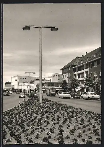 AK Neumünster /Holst., Strassenpartie mit VW Käfer, Autobus