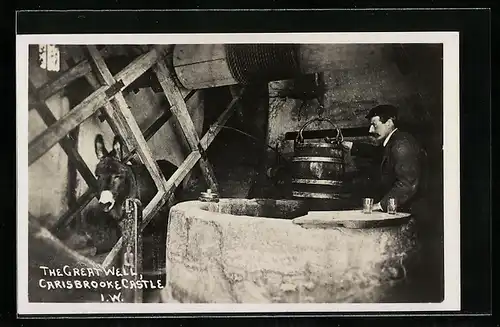 AK Carisbrooke / I. W., The Great Well, Carisbrooke Castle, Mann mit Maultier am Brunnen