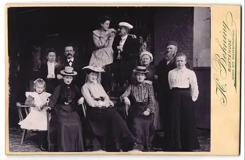 Fotografie H. Behning, Buxtehude, Ansicht Buxtehude, Gäste vor dem Gasthaus von Claus Lünstedt