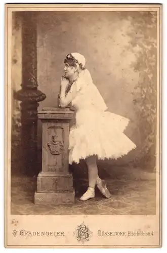 Fotografie R. Bradengeier, Düsseldorf, Portrait junge Ballerina im Kleid mit Ballettschuhen, Jugendstil