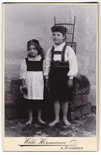 Fotografie Wilh. Horsmann, Bergisch Gladbach, Junge und Mädchen zum Fasching in Tracht vor einer Studiokulisse