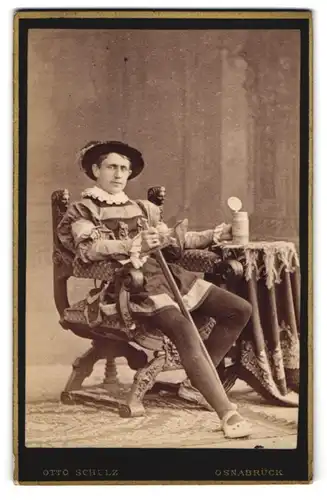 Fotografie Otto Schulz, Osnabrück, junger Schauspieler in Bühnenkostüm mit Schwert und Bierkrug