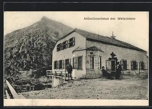 AK Münchnerhaus, Wanderer vor dem Haus am Watzmann