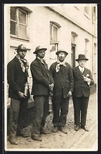 Foto-AK Bergmänner mit Helmen und Grubenlichtern und ein Herr im Anzug