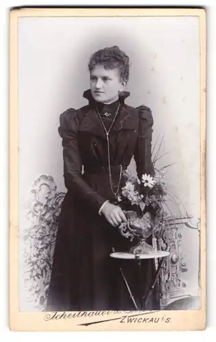 Fotografie Erich Scheithauer, Zwickau i. S., Äussere Plauenschestr. 24, Dame im schwarzen Kleid mit Blumen