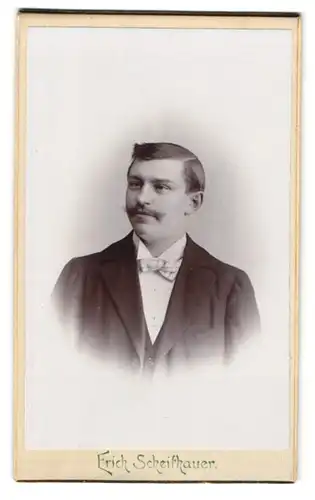 Fotografie Erich Scheithauer, Zwickau i. S., Plauensche Str. 24, Mann mit Schnurrbart und frisiertem Scheitel