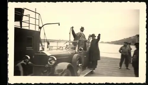 Fotografie Auto Mercedes Benz 12 /55 Typ 300 (1926 /28), Herren mit Kfz auf Fähre