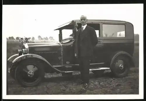 Fotografie Auto Opel 4 /16, Eleganter Herr mit Kfz