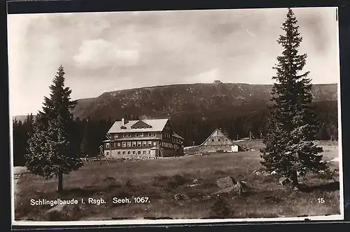 AK Schlingelbaude im Riesengebirge, dahinter eine Bergkette mit weiterer Baude