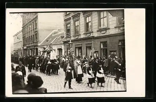 Foto-AK Wien, Kalvarienberggasse, Begräbnisumzug