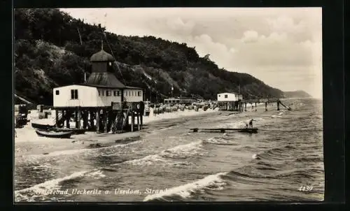 AK Ueckeritz /Usedom, Strand mit Pfahlgebäuden