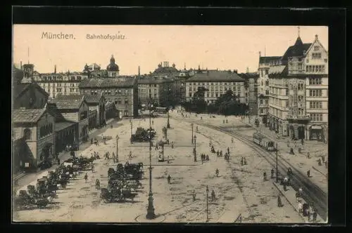 AK München, Bahnhofsplatz mit Passanten