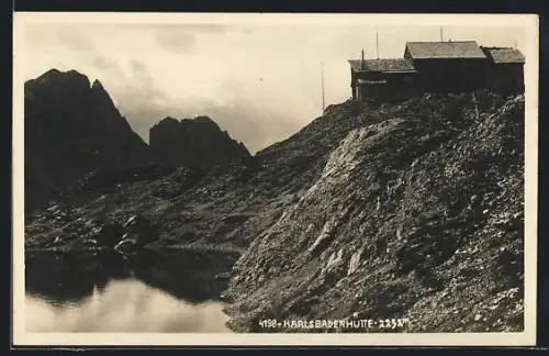 AK Karlsbadenerhütte, Berghütte mit Gewässer und Berggipfeln