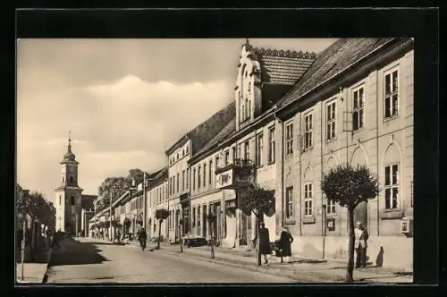 AK Lindow / Mark, Strasse des Friedens mit Passanten