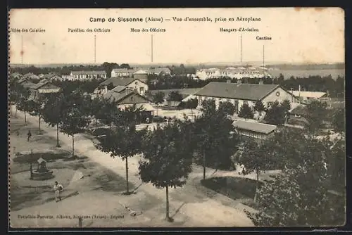 AK Camp de Sissonne, Vue d`ensemble prise en Aéroplane, Mess des Officiers, Hangars d`Aviation, Cantine