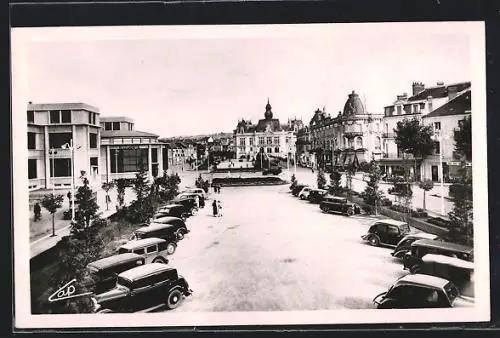 AK Vichy, Nouvelle Place de la Poste et vue sur l`Hôtel de Ville